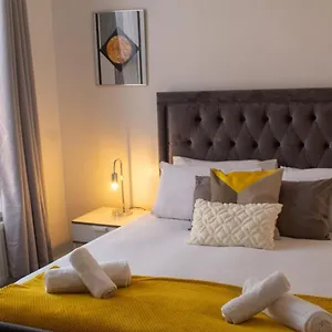 Homestay Shm Stays: Convenient Long-term Hub Near & Airport, Birmingham