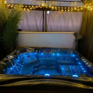 https://1-bed-garden-flat-full-size-hot-tub.bournemouth-hotels.org