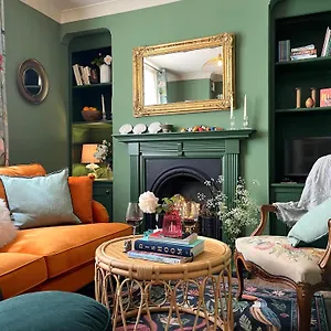 https://cute-georgian-cottage-central-newly-renovated.tophotelsbath.com